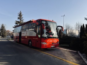 na zdjęciu widoczny jest autokar do pobierania krwi