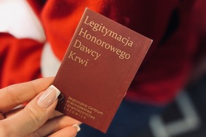 na zdjęciu widoczna jest książeczka honorowego dawcy krwi