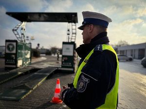 Na zdjęciu widać policjanta ruchu drogowego w żółtej kamizelce