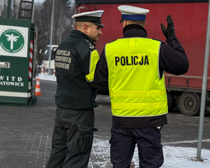 Na zdjęciu policjant oraz funkcjonariusz Inspekcji Ruchu Drogowego