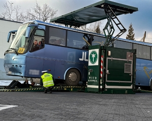 Na zdjęciu widać funkcjonariuszy z inspekcji drogowej przeprowadzających kontrolę autobusu