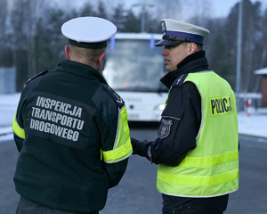 Na zdjęciu widać policjanta wraz innym funkcjonariuszem