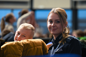 zdjęcie policjantki  z chłopcem