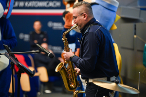 zdjęcie policjanta grającego na instrumencie