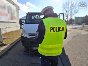 na zdjęciu widać policjanta i samochód