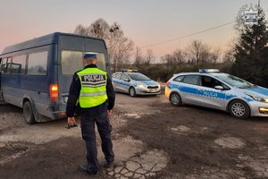 na zdjęciu widać policjanta, radiowóz i samochód