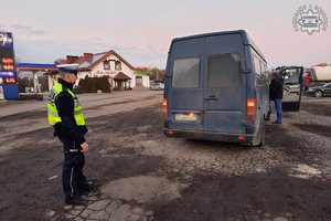 na zdjęciu widać policjanta i samochód