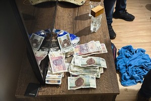 na zdjęciu gotówka na szafce