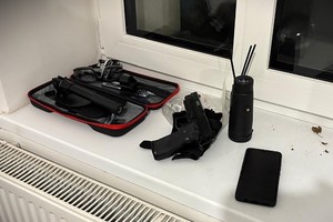 na zdjęciu pistolet i inny sprzęt na parapecie