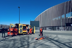 Zdjęcie ratowników medycznych stojących przy ambulansie