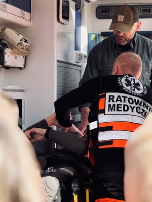 Zdjęcie ratowników medycznych w ambulansie podczas szkolenia