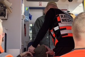 Zdjęcie ratowników medycznych podczas szkolenia w ambulansie