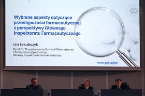 Zdjęcie prelegentów oraz materiału szkoleniowego wyświetlanego na ekranie