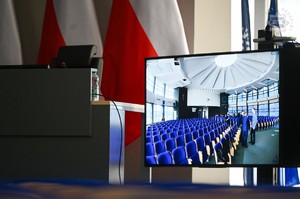 Zdjęcie telewizora, na którym wyświetlona jest sala odpraw