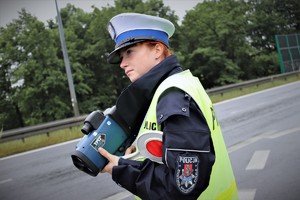 Zdjęcie policjantki w mundurze z radarem