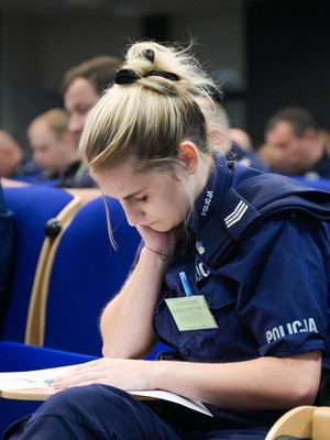 Zdjęcie policjantki w mundurze podczas zawodów