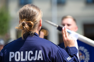 Zdjęcie policjantki w mundurze podczas ślubowania