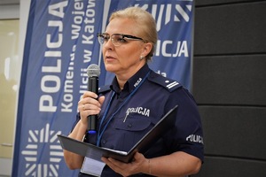 Zdjęcie policjantki w mundurze podczas przemowy