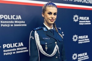 Zdjęcie policjantki w mundurze