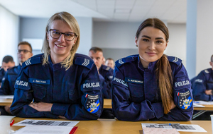 Zdjęcie policjantek w mundurze siedzących przy stoliku