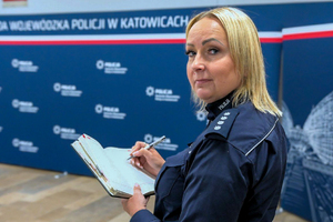 Zdjęcie policjantki w mundurze z notesem w ręce