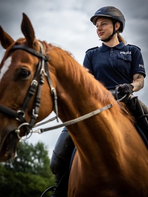 Zdjęcie policjantki w mundurze na koniu