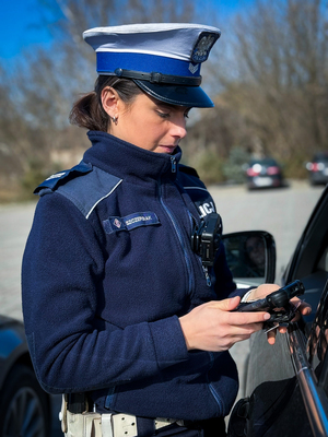 Zdjęcie policjantki w mundurze podczas kontroli drogowej