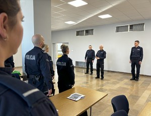 Komendant Wojewódzki Policji w Katowicach przemawia do uczestników kursu