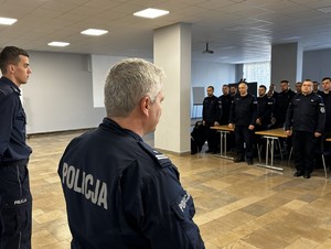 Zastępca Komendanta Wojewódzkiego Policji w Katowicach przemawia do uczestników kursu