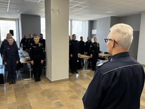 Komendant Wojewódzki Policji w Katowicach przemawia do uczestników kursu