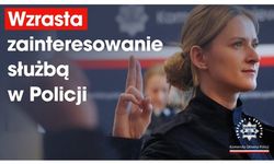 infografika poglądowa zdjęcie policjantka podczas ślubowania obok napis wzrasta zainteresowanie służba w policji