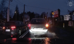 Stopklatka z filmu - dwa samochody przed przejściem dla pieszych