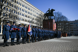 kompania honorowa stoi obok pomnika Piłsudskiego w tle policjanci składający ślubowanie