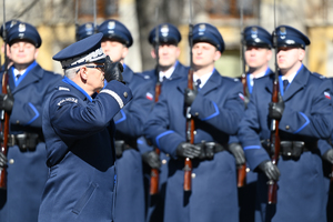 komendant wojewódzki oddaje honor pododdziałom policyjnym pozostali policjanci mniej widoczni