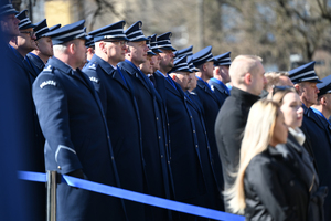 zbliżenie na kilku komendantów miejskich i powiatowych biorących udział w uroczystości oraz innych zaproszonych gości