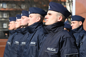 zbliżenie na pierwszy rząd policjantów składających ślubowanie