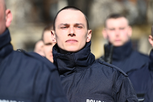 zbliżenie na twarz policjanta składającego ślubowanie