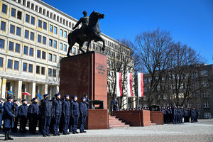 zdjęcie obejmujące większość placu na którym odbywają się uroczystości widoczna kompania honorowa kompanie policjantów składających ślubowanie oraz pomnik Piłsudskiego