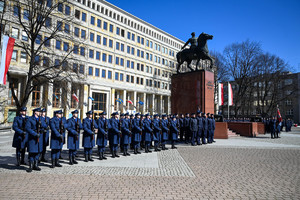 zdjęcie obejmujące większość placu widoczna kompania honorowa pomnik Piłsudskiego oraz stojących policjantów składających ślubowanie