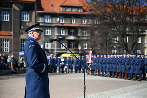 komendant wojewódzki policji w Katowicach podczas przemówienia w tle kompania honorowa oraz policjanci składający ślubowanie