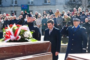 oddanie honoru przez komendanta wojewódzkiego wraz z wojewodą przed pomnikiem