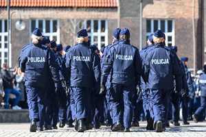 zdjęcie tyłem maszerujących policjantów