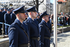 zbliżenie na trzech policjantów z kompanii honorowej