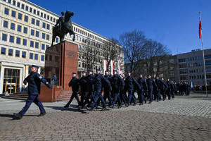 przemarsz kompanii policjantów