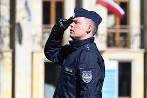 zbliżenie na policjanta oddającego honor