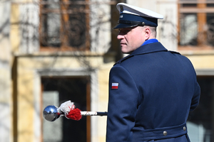 zbliżenie na policjanta z orkiestry policyjnej