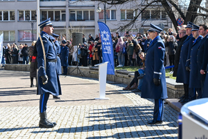 dowódca uroczystości składa meldunek komendantowi wojewódzkiemu w tle policjanci i zaproszeni goście