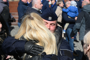 zdjęcie policjanta który składał ślubowanie któremu gratulacje składa najbliższa rodzina