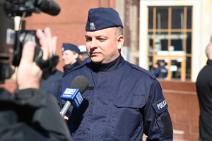 zbliżenie na policjanta który udziela wywiadu do telewizji