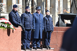 zdjęcie policjantów którzy składali ślubowanie stojących obok komendanta miejskiego